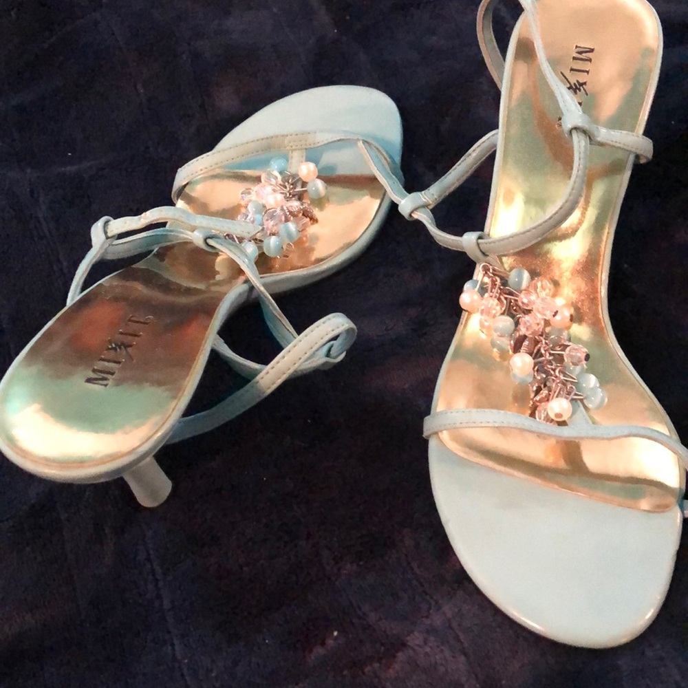 Adorable however fits like 7/1.2 NO BOX